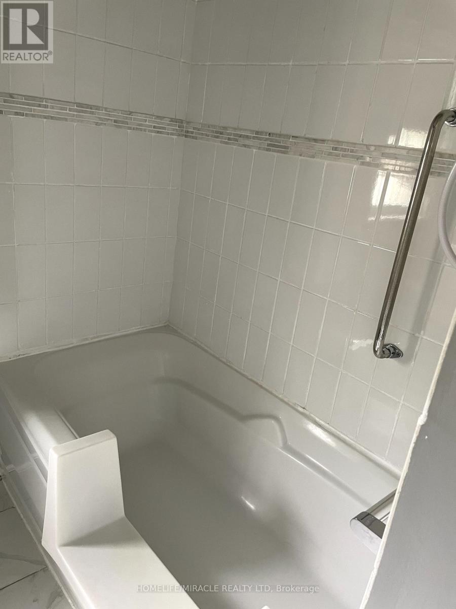 82 Roy Drive, Mississauga, Ontario  L5M 1A7 - Photo 12 - W12477206