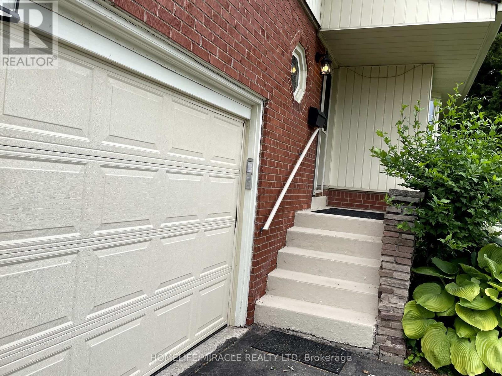 82 Roy Drive, Mississauga, Ontario  L5M 1A7 - Photo 15 - W12477206