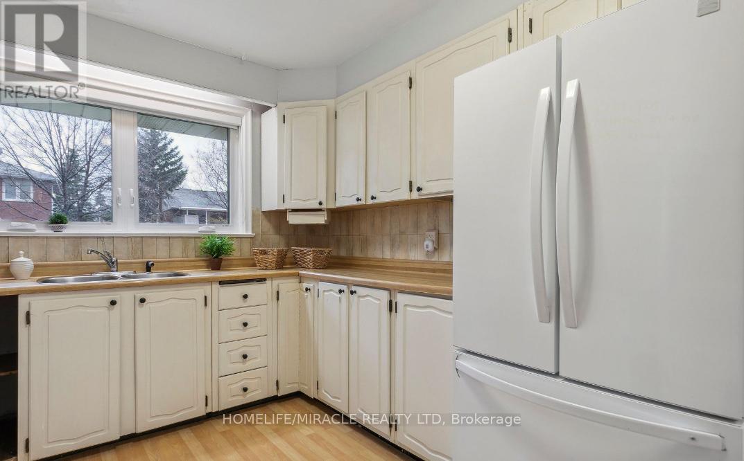 82 Roy Drive, Mississauga, Ontario  L5M 1A7 - Photo 17 - W12477206