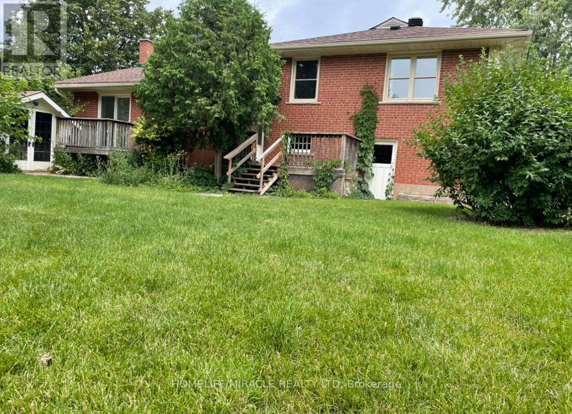 82 Roy Drive, Mississauga, Ontario  L5M 1A7 - Photo 18 - W12477206