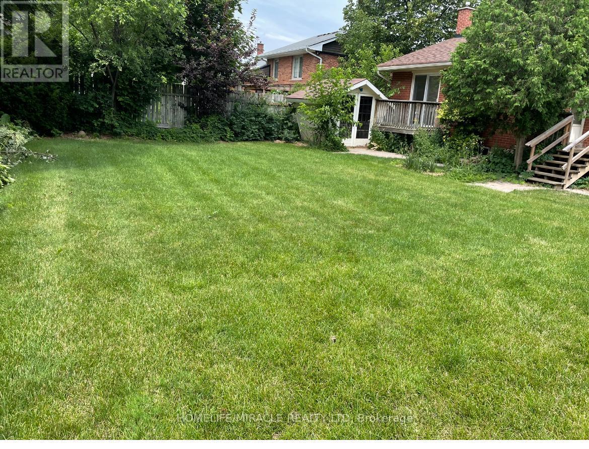 82 Roy Drive, Mississauga, Ontario  L5M 1A7 - Photo 19 - W12477206