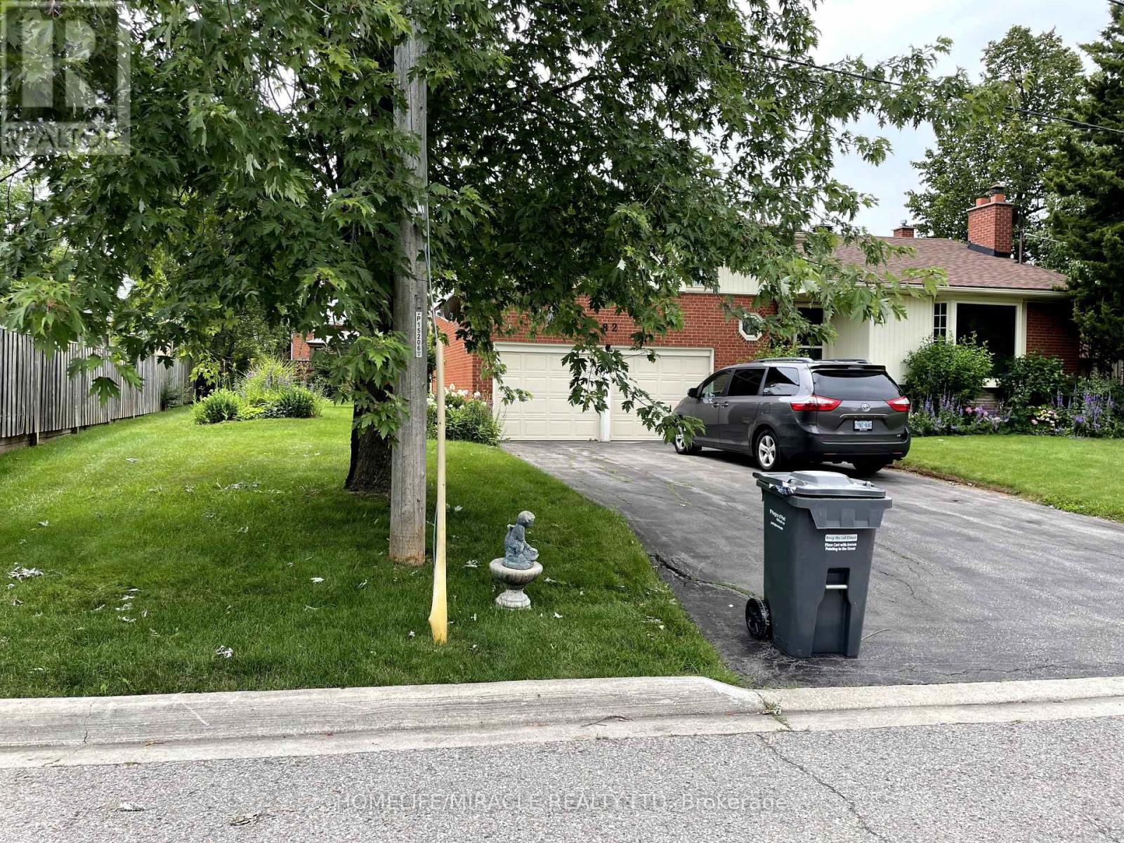 82 Roy Drive, Mississauga, Ontario  L5M 1A7 - Photo 2 - W12477206