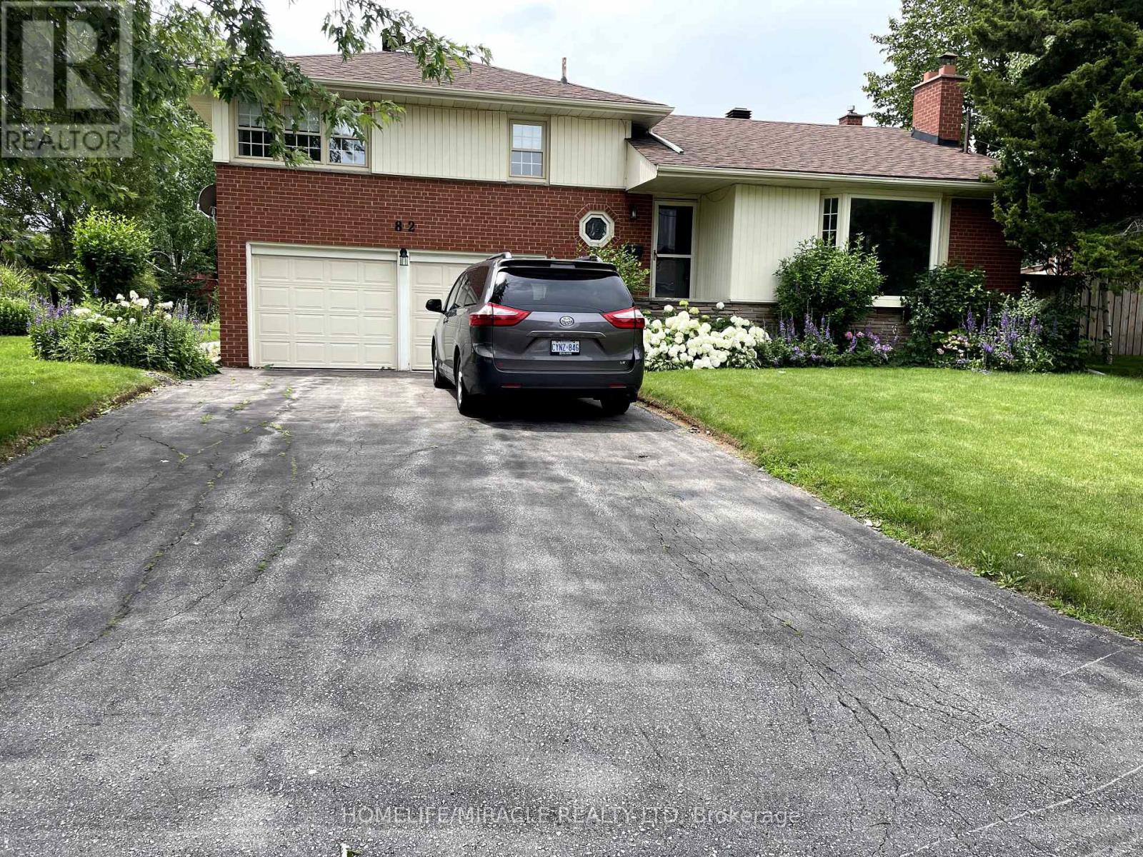 82 Roy Drive, Mississauga, Ontario  L5M 1A7 - Photo 3 - W12477206