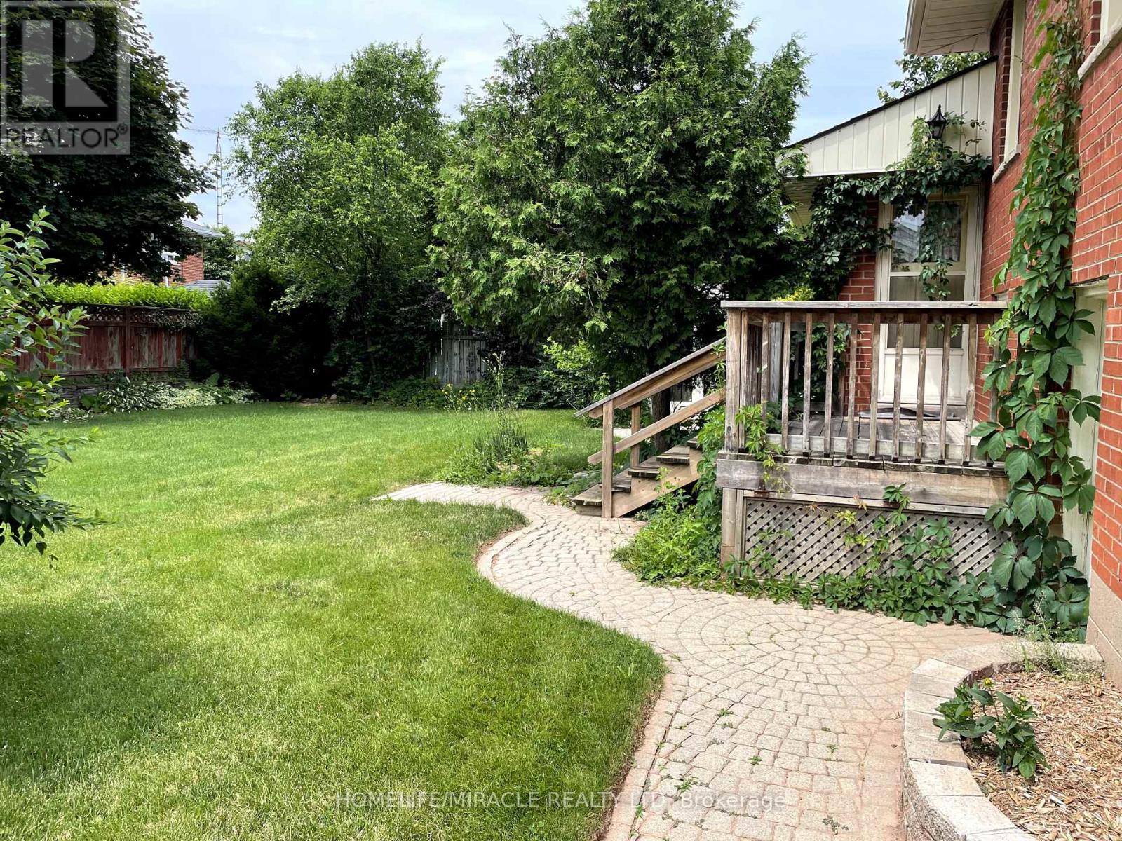 82 Roy Drive, Mississauga, Ontario  L5M 1A7 - Photo 4 - W12477206