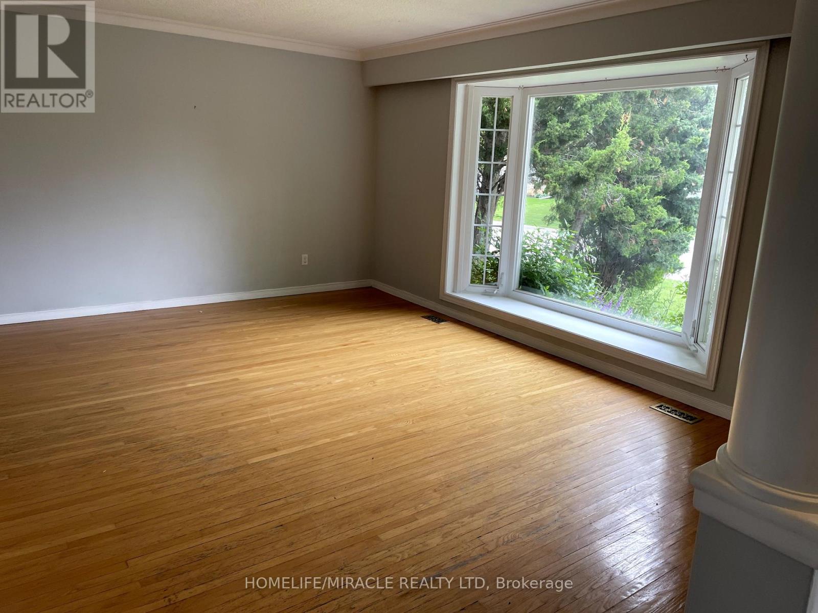82 Roy Drive, Mississauga, Ontario  L5M 1A7 - Photo 6 - W12477206