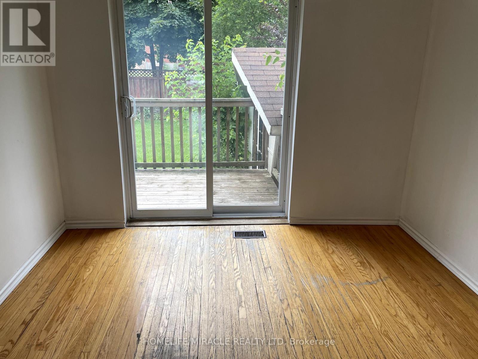 82 Roy Drive, Mississauga, Ontario  L5M 1A7 - Photo 7 - W12477206