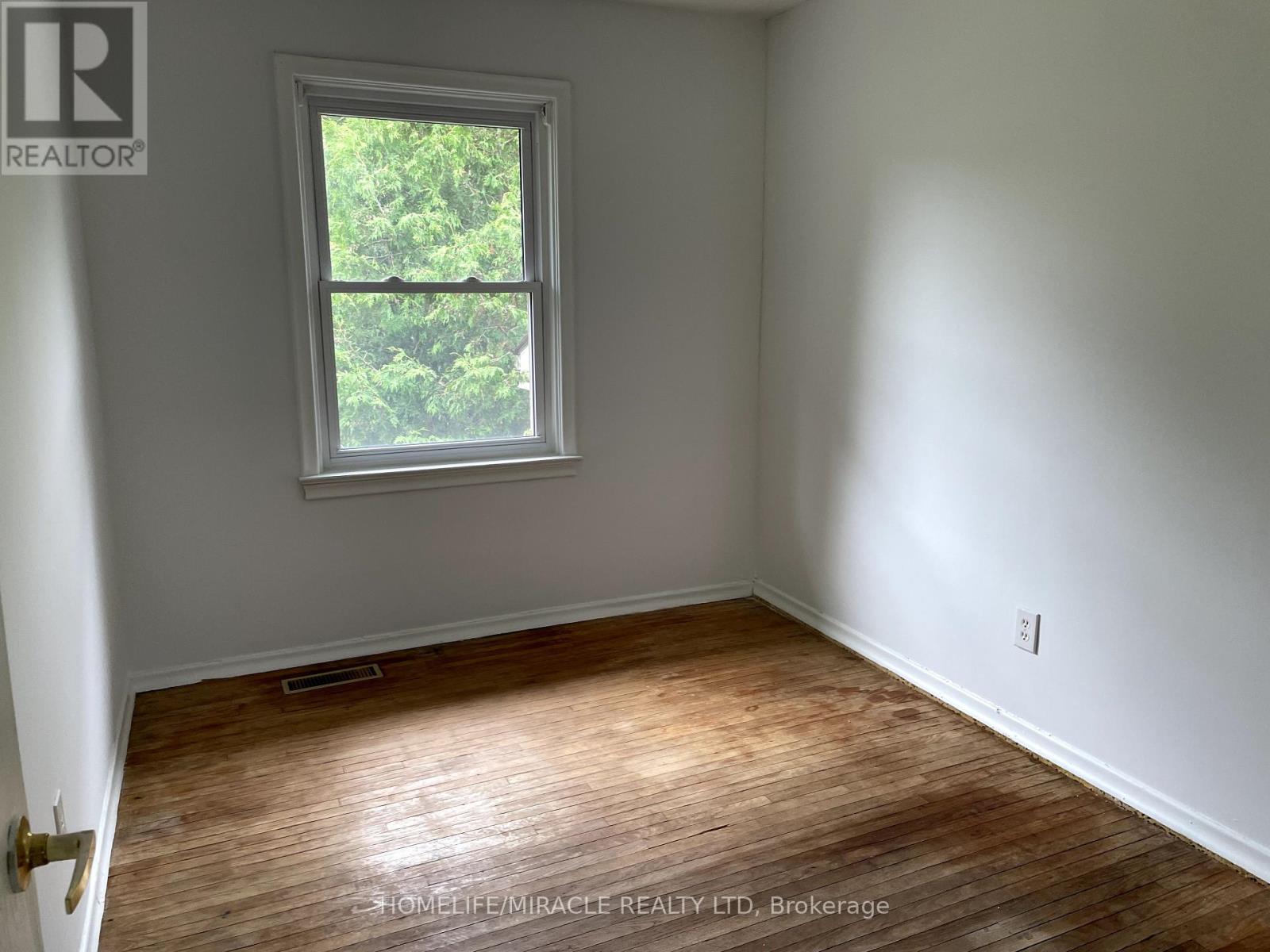 82 Roy Drive, Mississauga, Ontario  L5M 1A7 - Photo 8 - W12477206