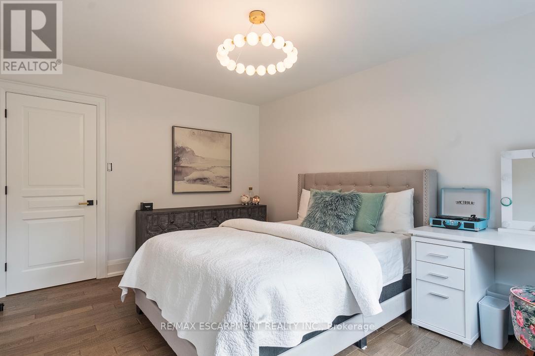 1294 Gatehouse Drive, Mississauga, Ontario  L5H 1A5 - Photo 25 - W12477219