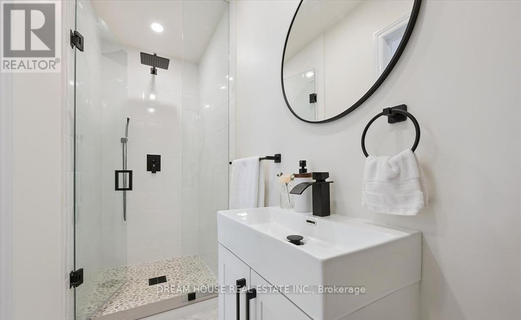 71 Overlea Drive, Kitchener, Ontario  N2M 1S9 - Photo 10 - X12477228
