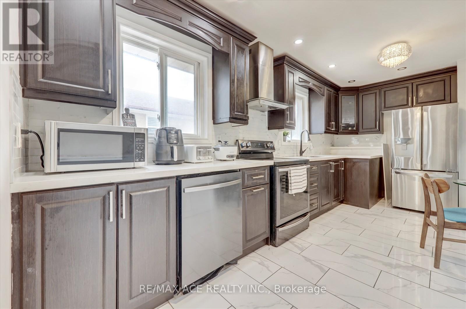 10 Blakemanor Boulevard, Toronto, Ontario  M1J 2W4 - Photo 8 - E12477252