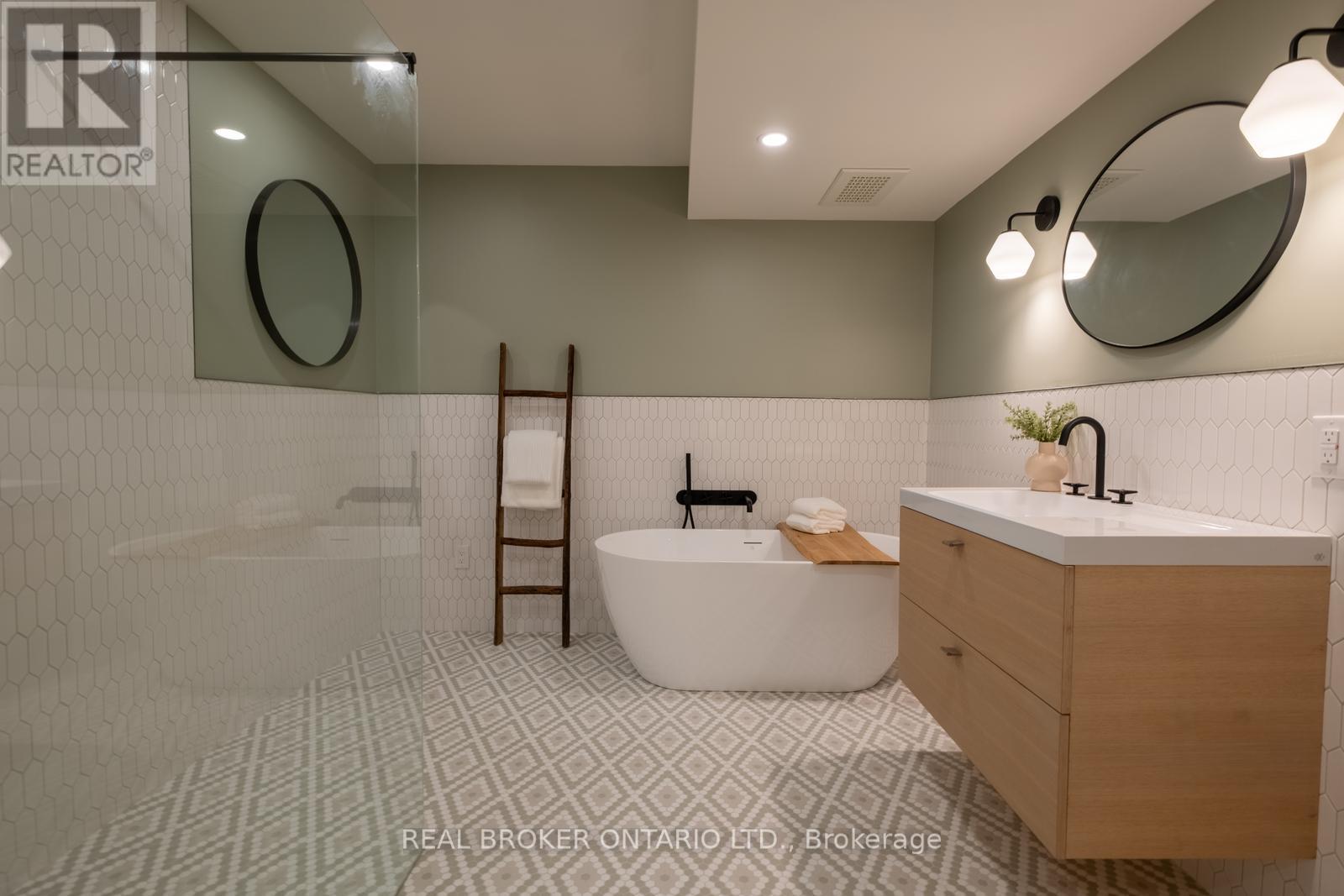 156 Galley Avenue, Toronto, Ontario  M6R 1H1 - Photo 24 - W12477131