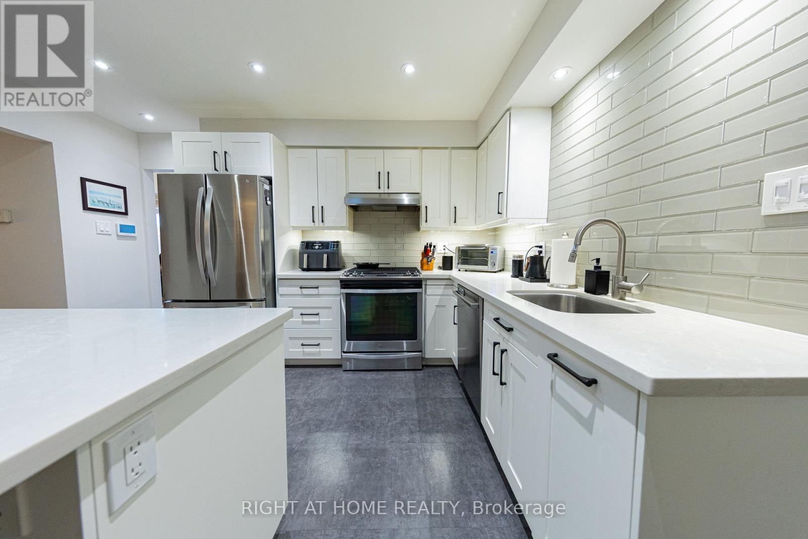 27 Bigwin Drive, Aurora, Ontario  L4G 3C4 - Photo 18 - N12477297