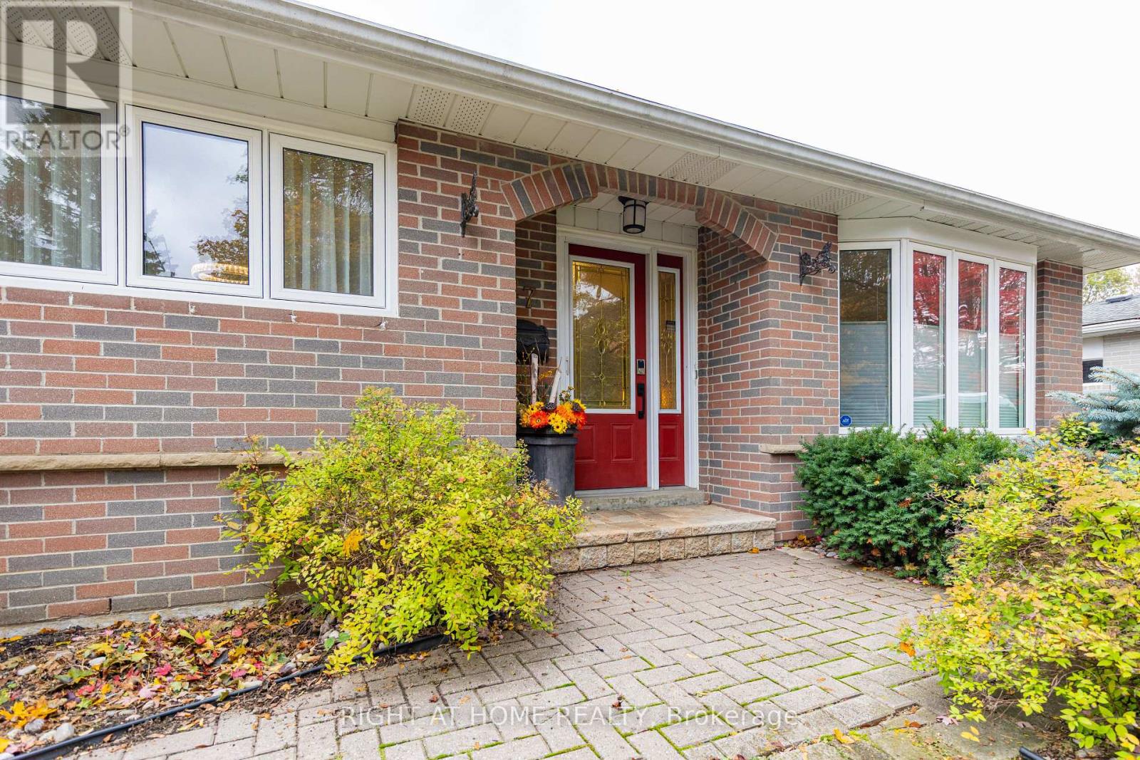 27 Bigwin Drive, Aurora, Ontario  L4G 3C4 - Photo 5 - N12477297