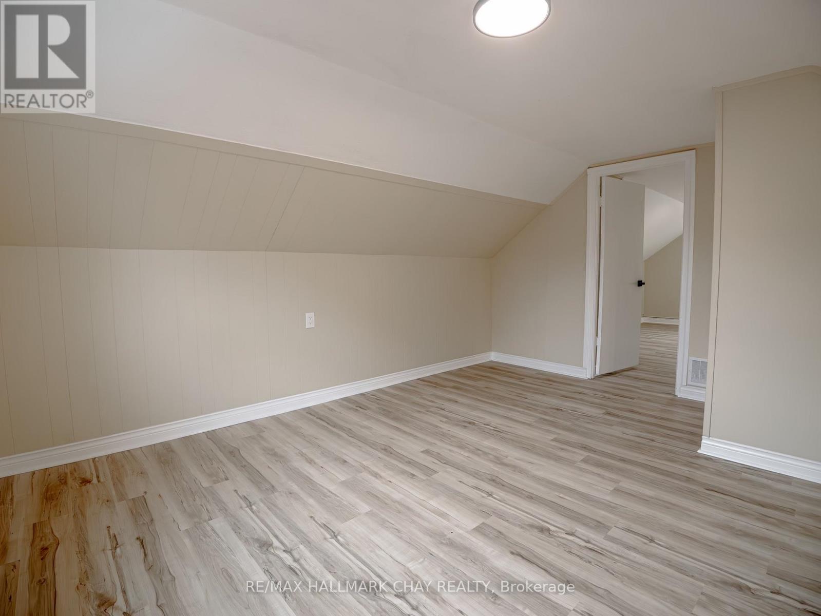 Upper - 100 Donald Street, Barrie, Ontario  L4N 1E3 - Photo 10 - S12477255