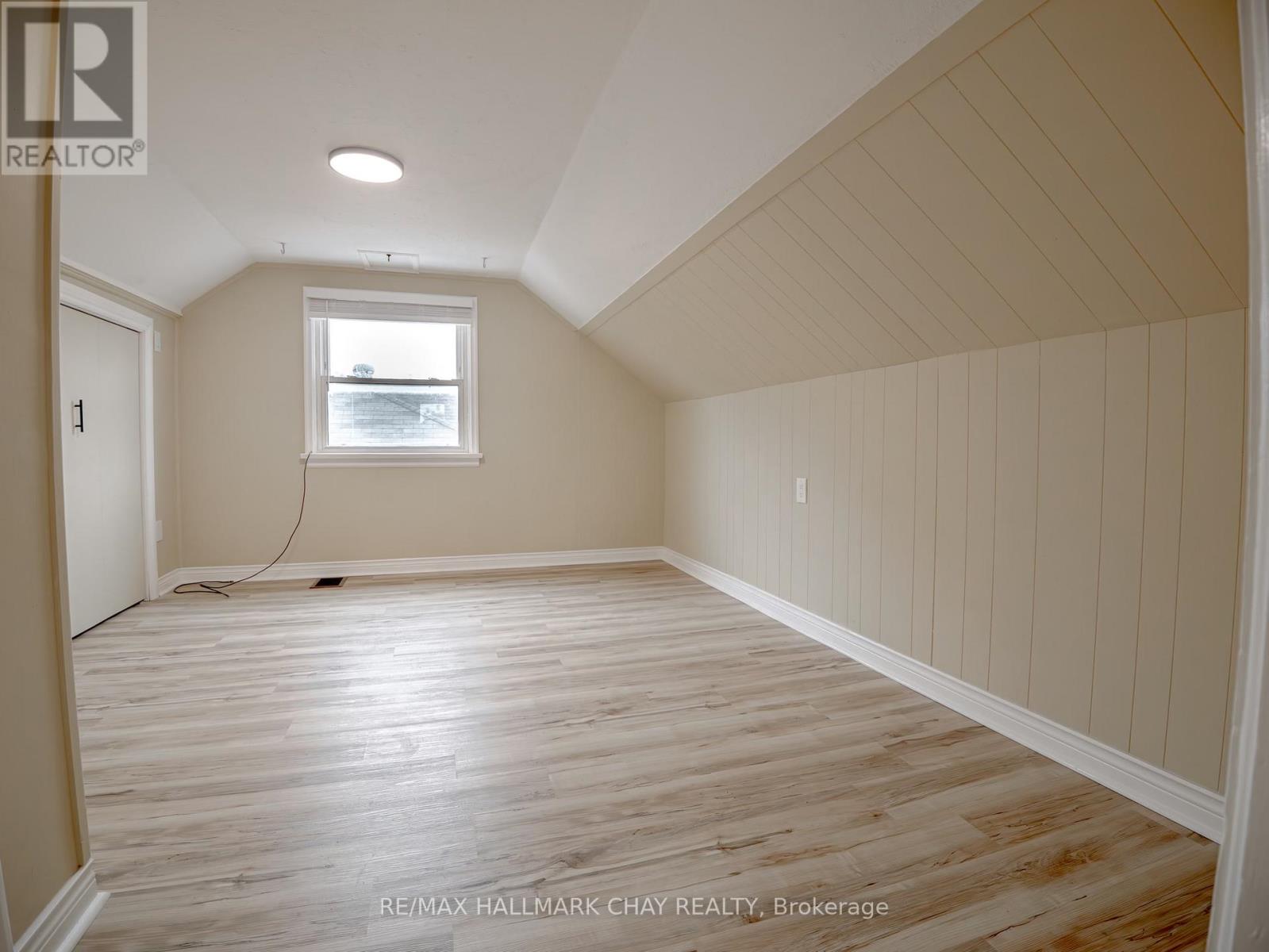 Upper - 100 Donald Street, Barrie, Ontario  L4N 1E3 - Photo 11 - S12477255