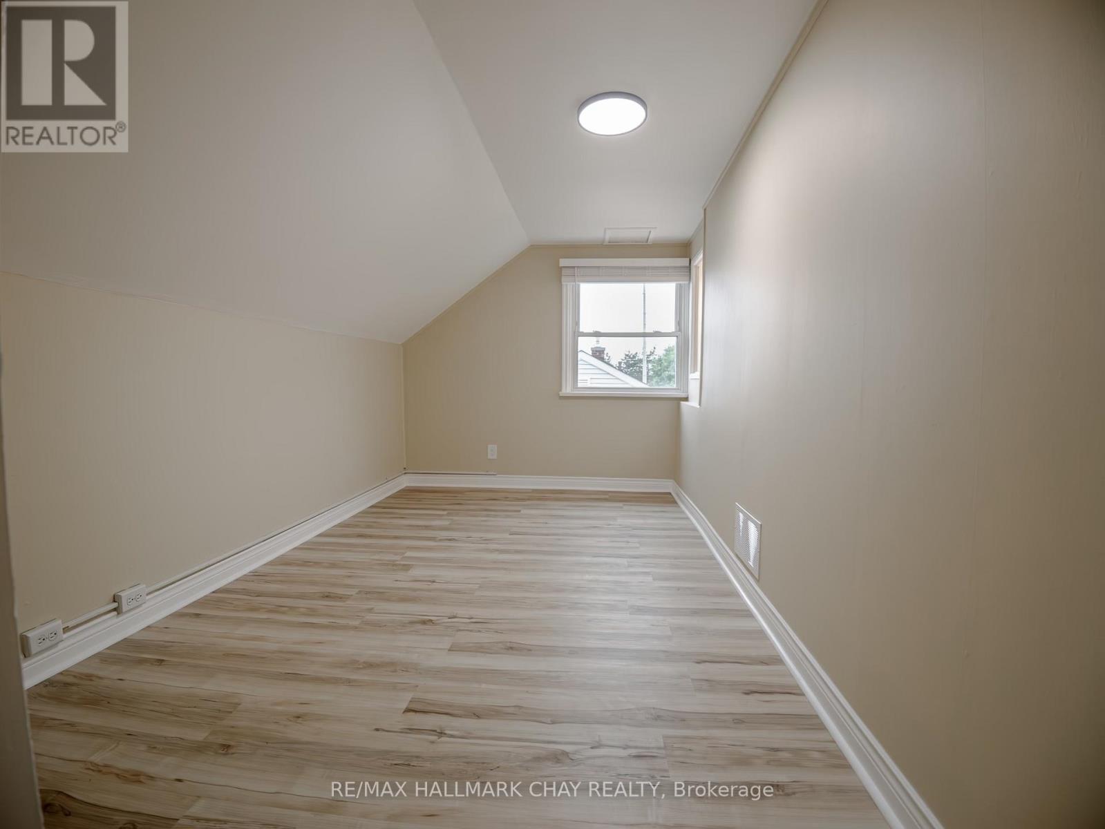 Upper - 100 Donald Street, Barrie, Ontario  L4N 1E3 - Photo 12 - S12477255