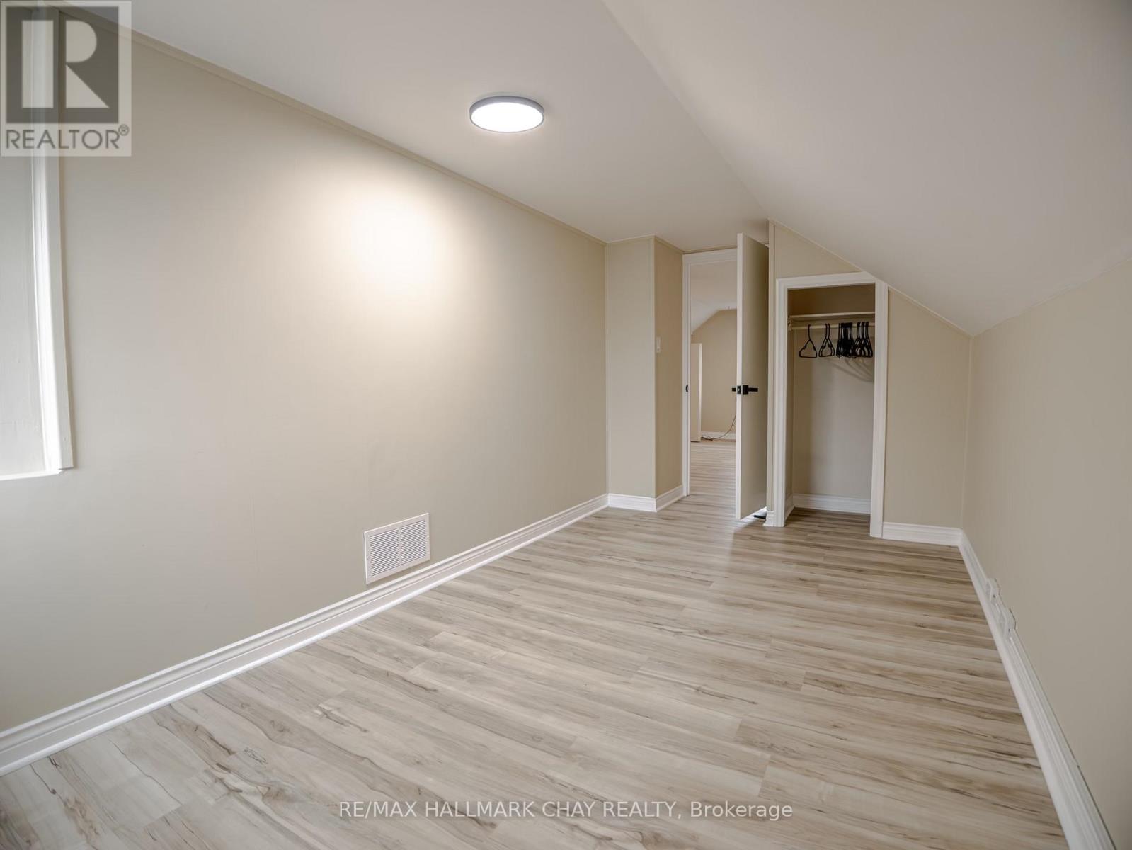 Upper - 100 Donald Street, Barrie, Ontario  L4N 1E3 - Photo 14 - S12477255