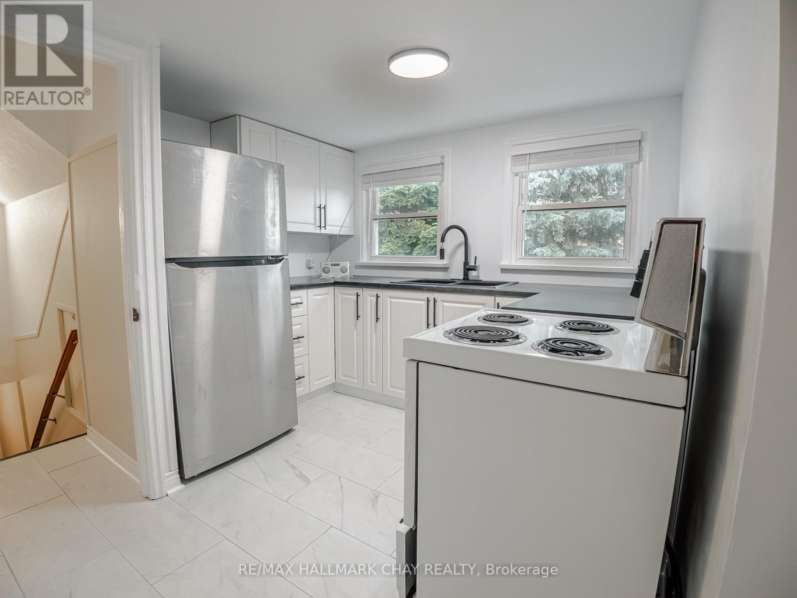Upper - 100 Donald Street, Barrie, Ontario  L4N 1E3 - Photo 2 - S12477255