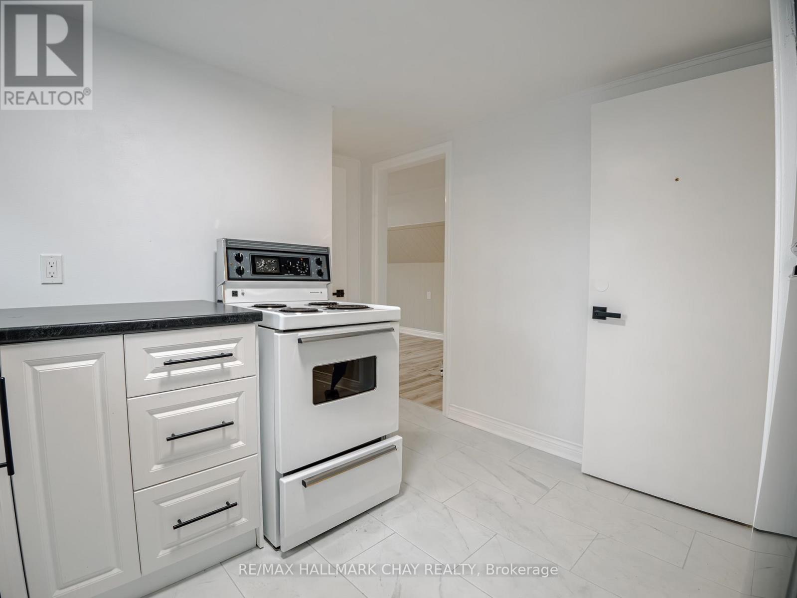 Upper - 100 Donald Street, Barrie, Ontario  L4N 1E3 - Photo 3 - S12477255