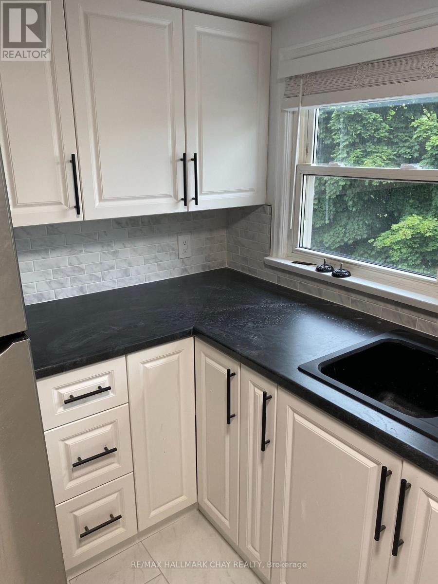 Upper - 100 Donald Street, Barrie, Ontario  L4N 1E3 - Photo 4 - S12477255