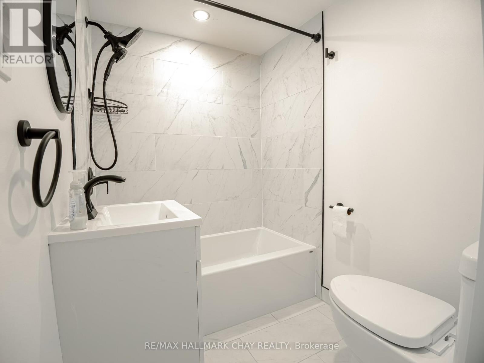 Upper - 100 Donald Street, Barrie, Ontario  L4N 1E3 - Photo 5 - S12477255