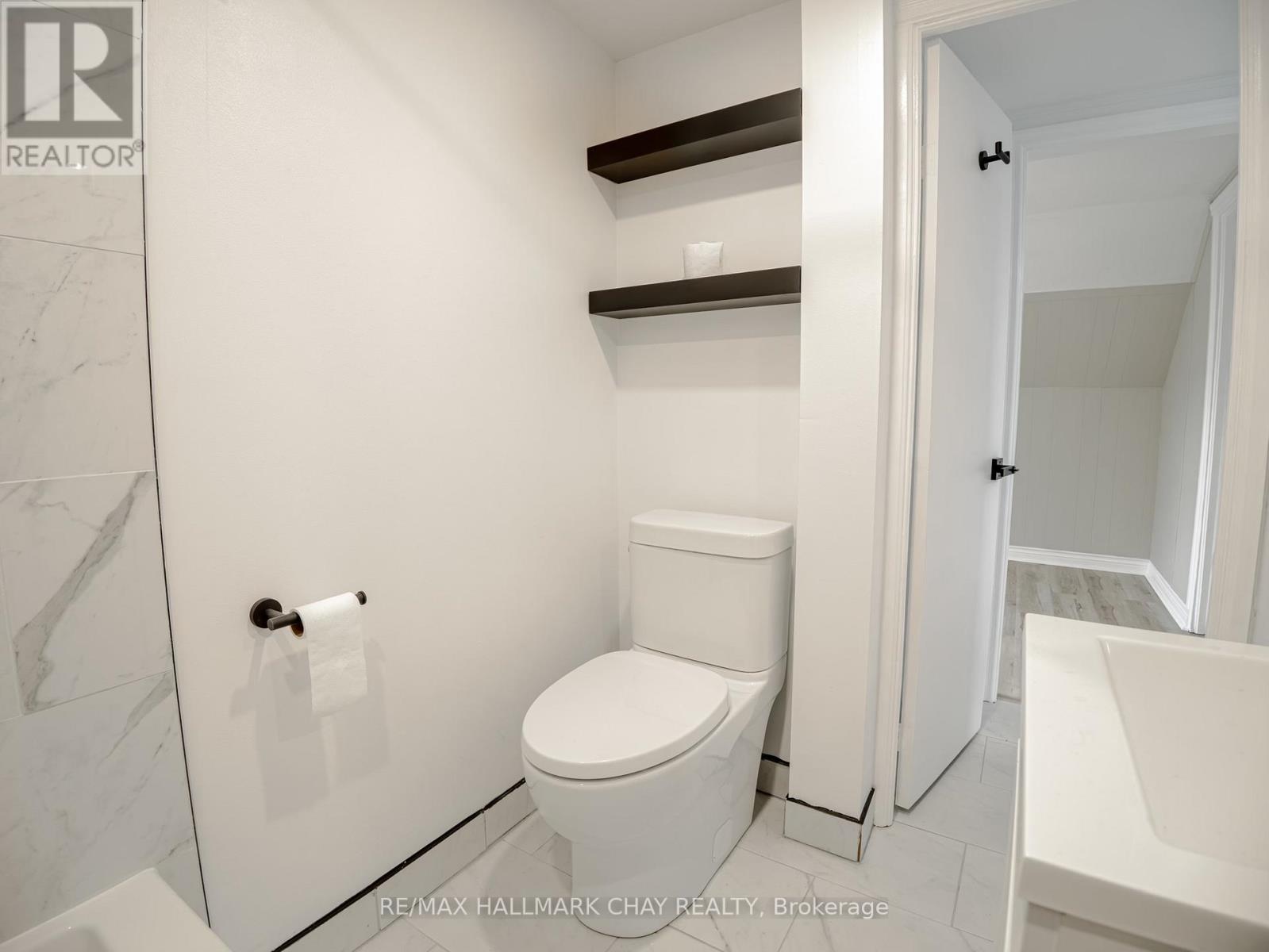 Upper - 100 Donald Street, Barrie, Ontario  L4N 1E3 - Photo 6 - S12477255
