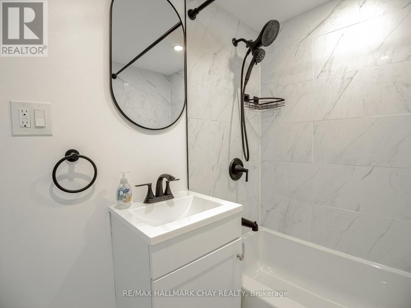 Upper - 100 Donald Street, Barrie, Ontario  L4N 1E3 - Photo 7 - S12477255