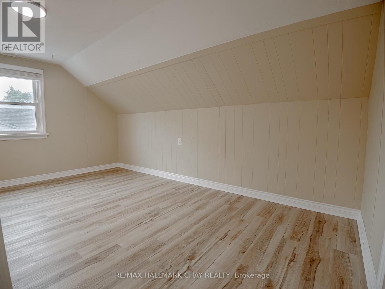 Upper - 100 Donald Street, Barrie, Ontario  L4N 1E3 - Photo 8 - S12477255