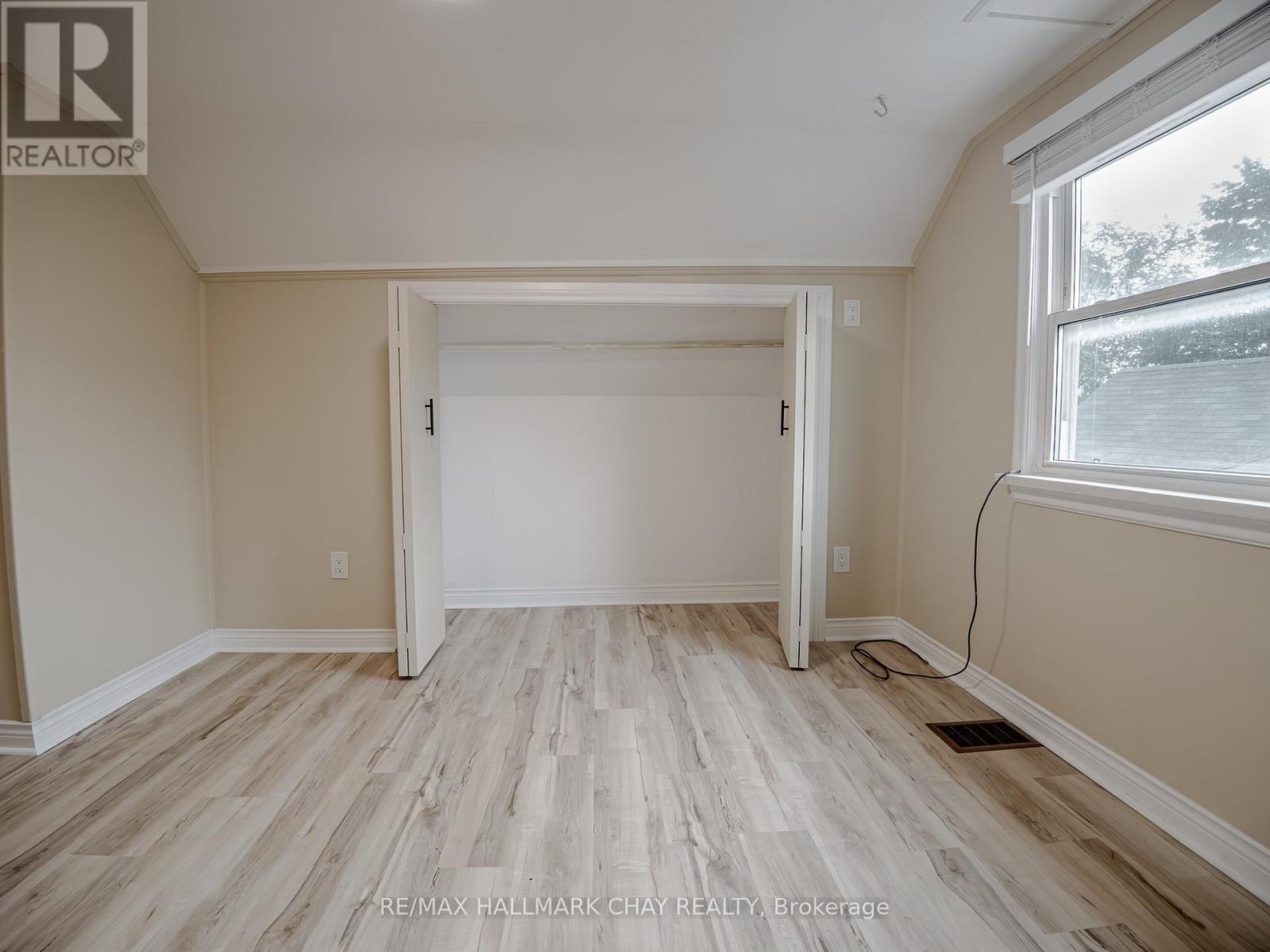 Upper - 100 Donald Street, Barrie, Ontario  L4N 1E3 - Photo 9 - S12477255