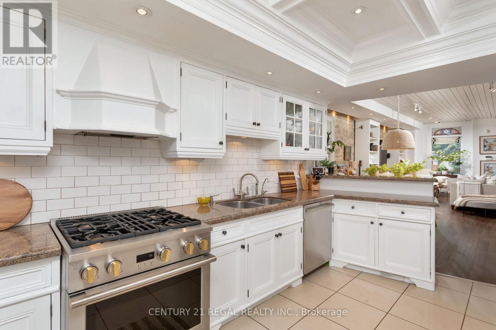 723 Durie Street, Toronto, Ontario  M6S 3H4 - Photo 6 - W12477261