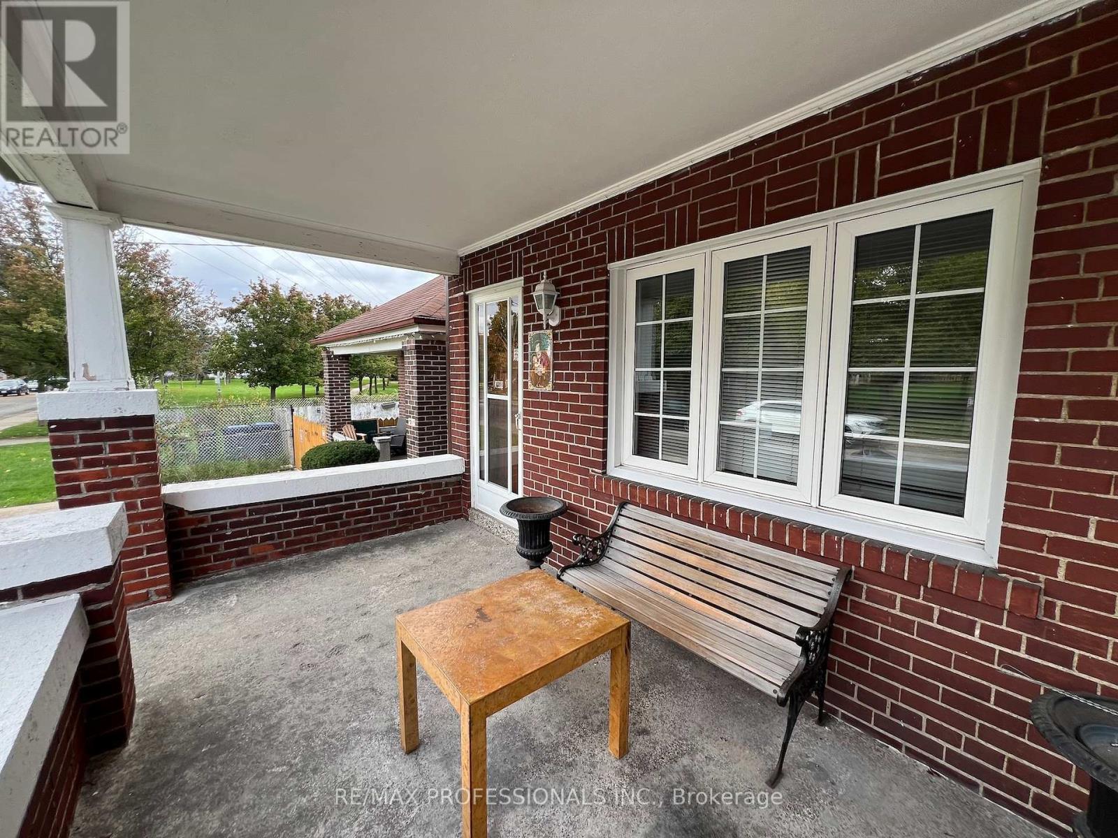 33 Chandos Avenue, Toronto, Ontario  M6H 2E6 - Photo 2 - W12477277