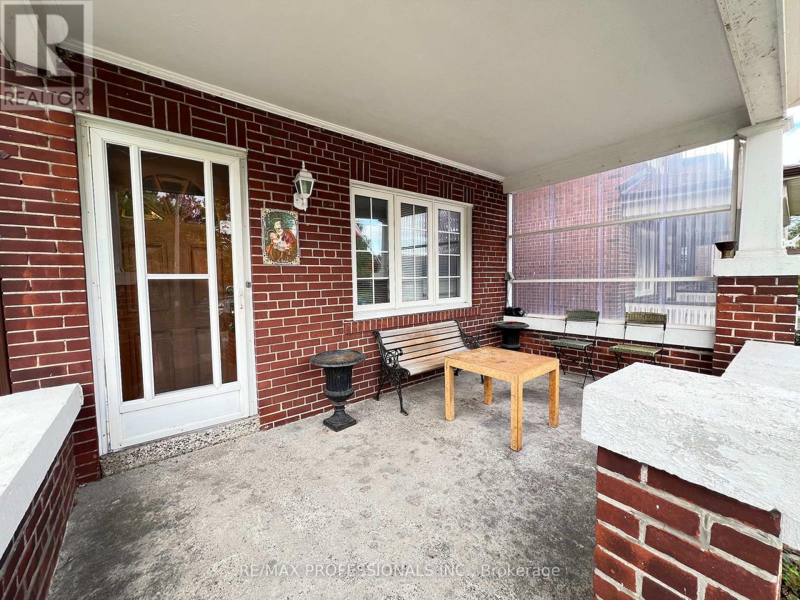 33 Chandos Avenue, Toronto, Ontario  M6H 2E6 - Photo 4 - W12477277