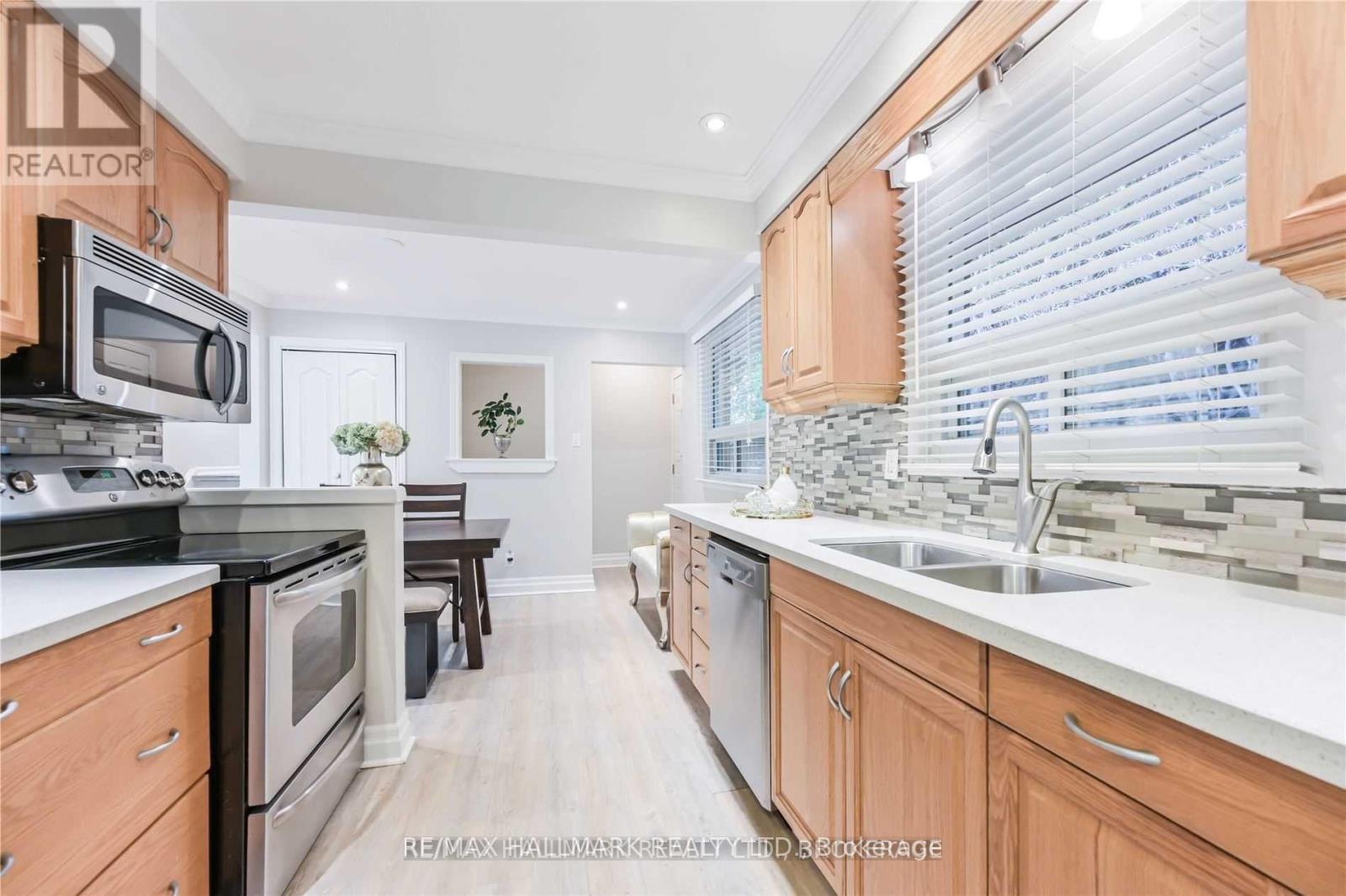 687 Artreva Crescent, Burlington, Ontario  L7L 2B8 - Photo 10 - W12477293