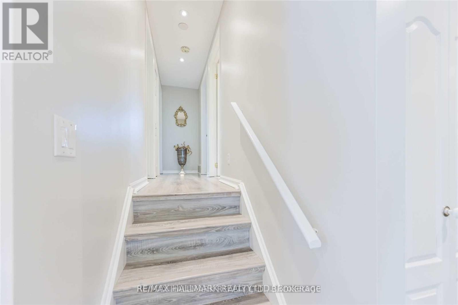 687 Artreva Crescent, Burlington, Ontario  L7L 2B8 - Photo 11 - W12477293