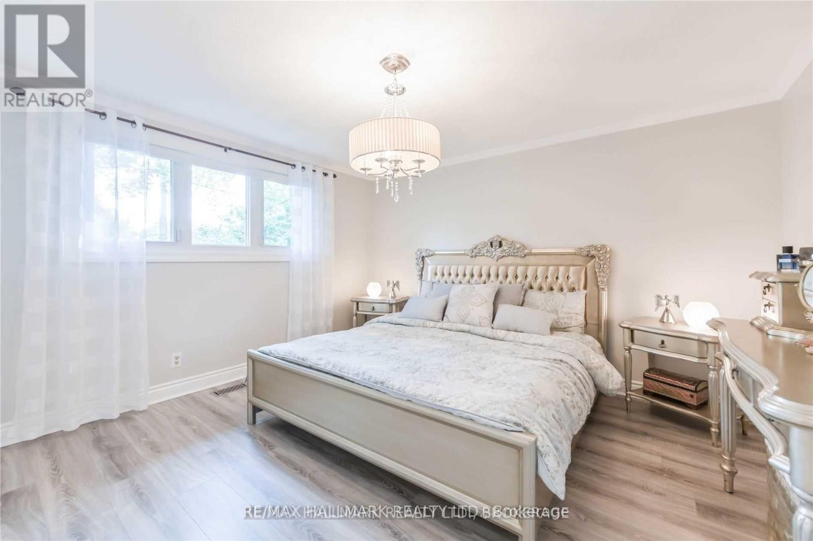 687 Artreva Crescent, Burlington, Ontario  L7L 2B8 - Photo 12 - W12477293