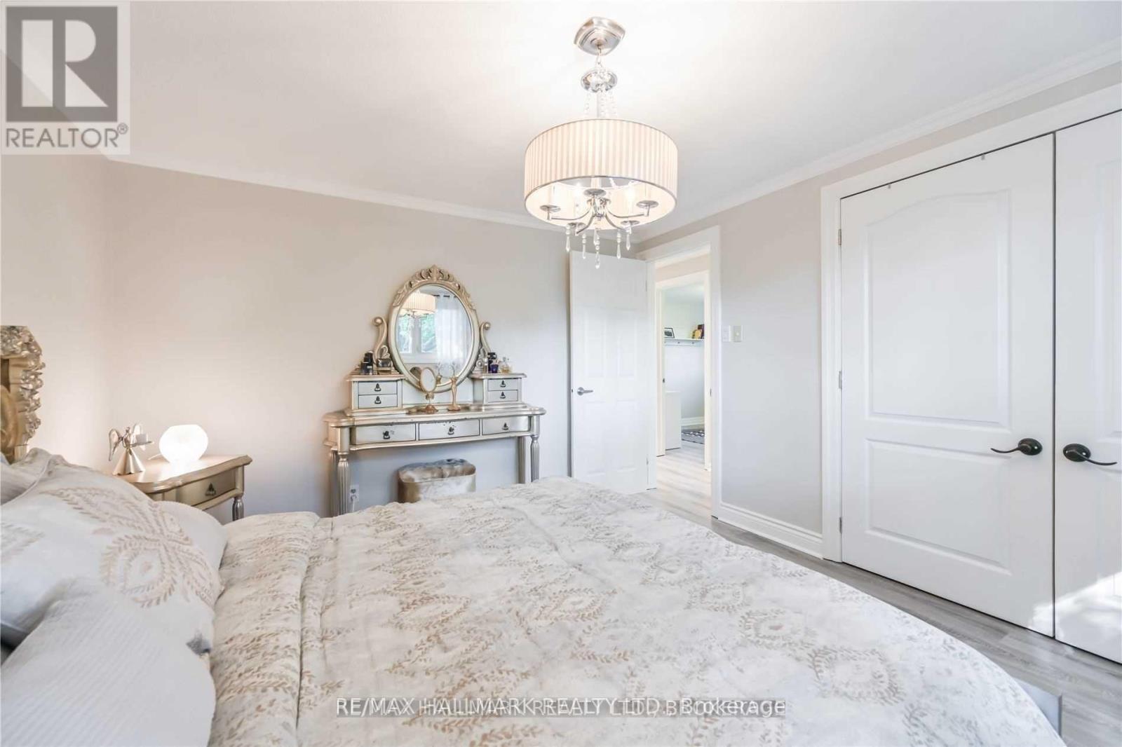 687 Artreva Crescent, Burlington, Ontario  L7L 2B8 - Photo 13 - W12477293