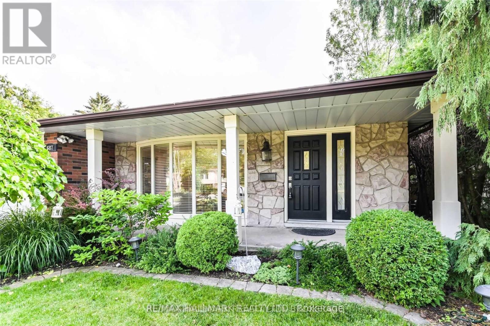 687 Artreva Crescent, Burlington, Ontario  L7L 2B8 - Photo 2 - W12477293