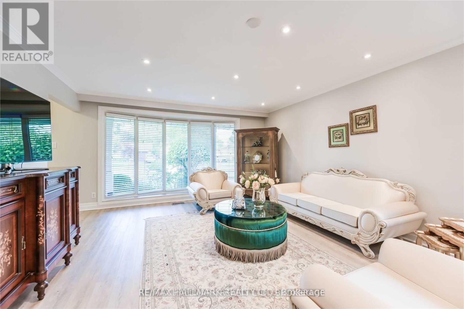 687 Artreva Crescent, Burlington, Ontario  L7L 2B8 - Photo 5 - W12477293