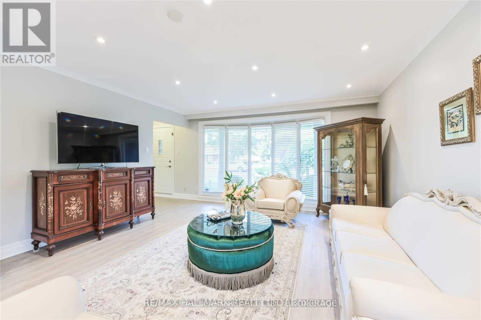 687 Artreva Crescent, Burlington, Ontario  L7L 2B8 - Photo 6 - W12477293