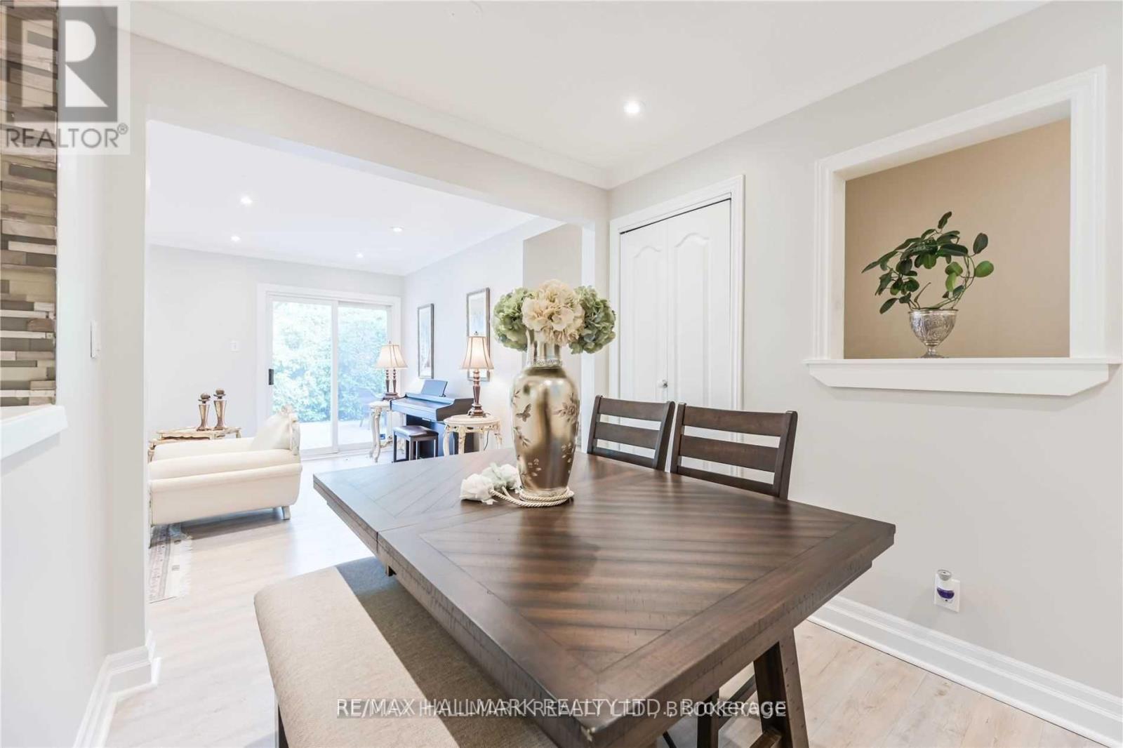 687 Artreva Crescent, Burlington, Ontario  L7L 2B8 - Photo 8 - W12477293