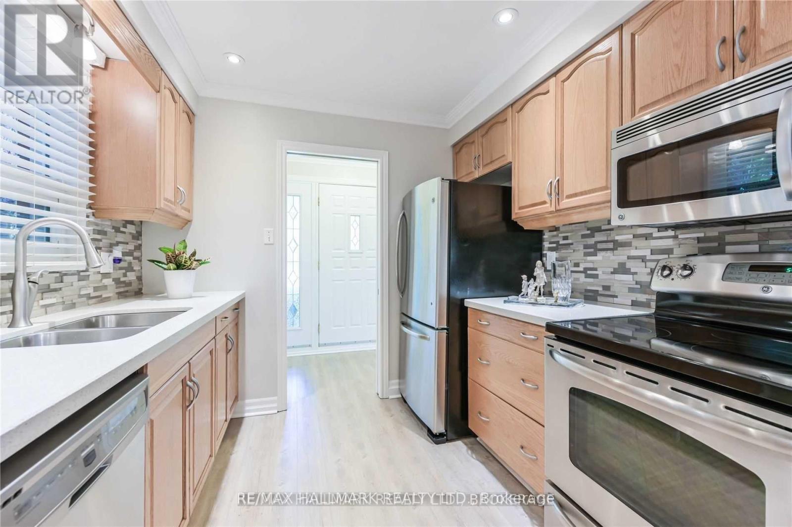 687 Artreva Crescent, Burlington, Ontario  L7L 2B8 - Photo 9 - W12477293