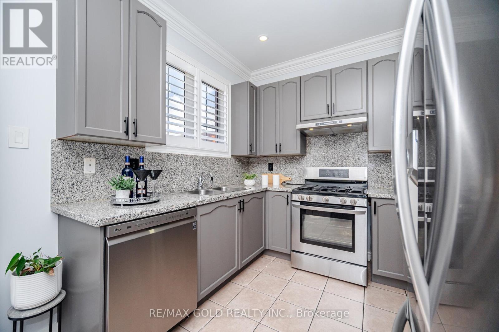 225 Father Tobin Road, Brampton, Ontario  L6R 0G3 - Photo 12 - W12477298