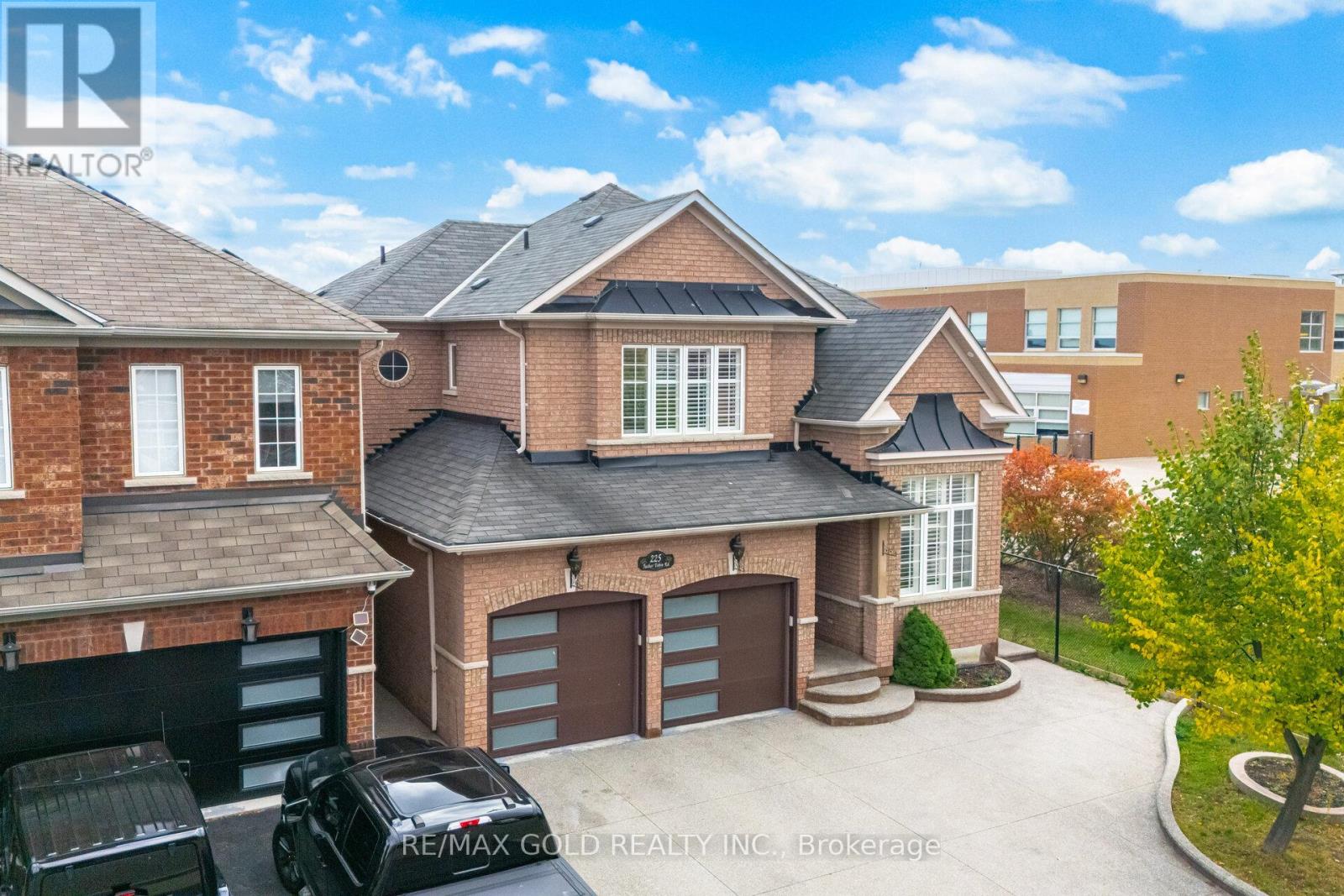 225 Father Tobin Road, Brampton, Ontario  L6R 0G3 - Photo 3 - W12477298