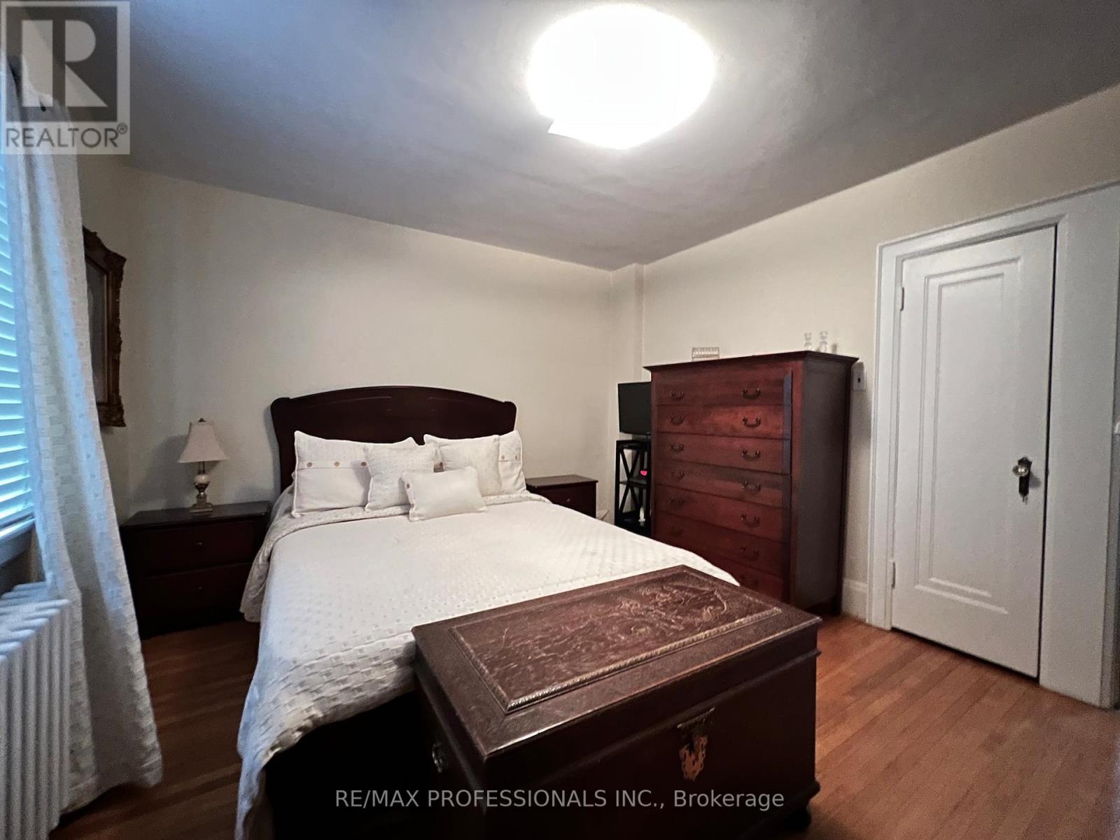 33 Chandos Avenue, Toronto, Ontario  M6H 2E6 - Photo 12 - W12477277