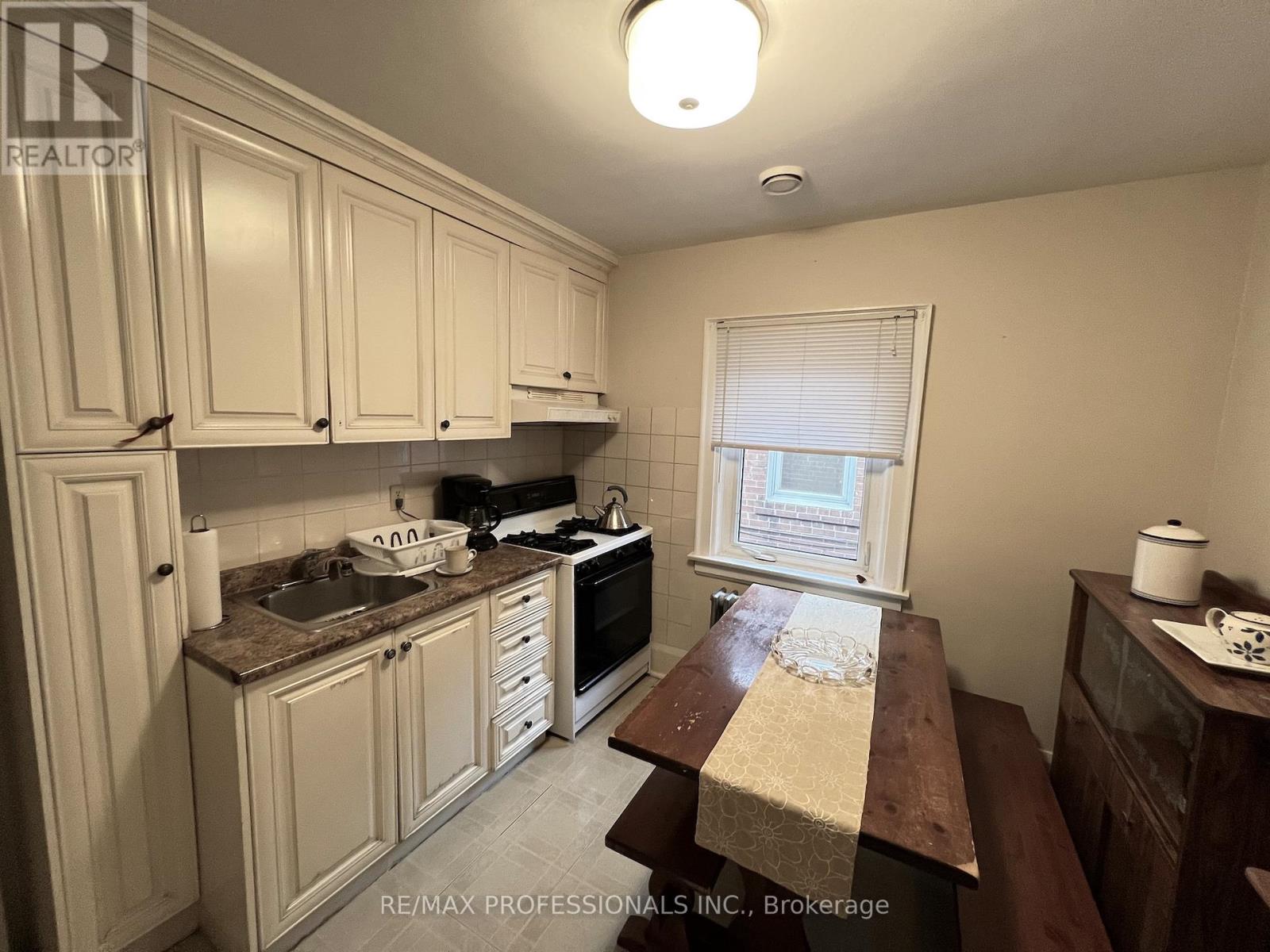 33 Chandos Avenue, Toronto, Ontario  M6H 2E6 - Photo 10 - W12477277