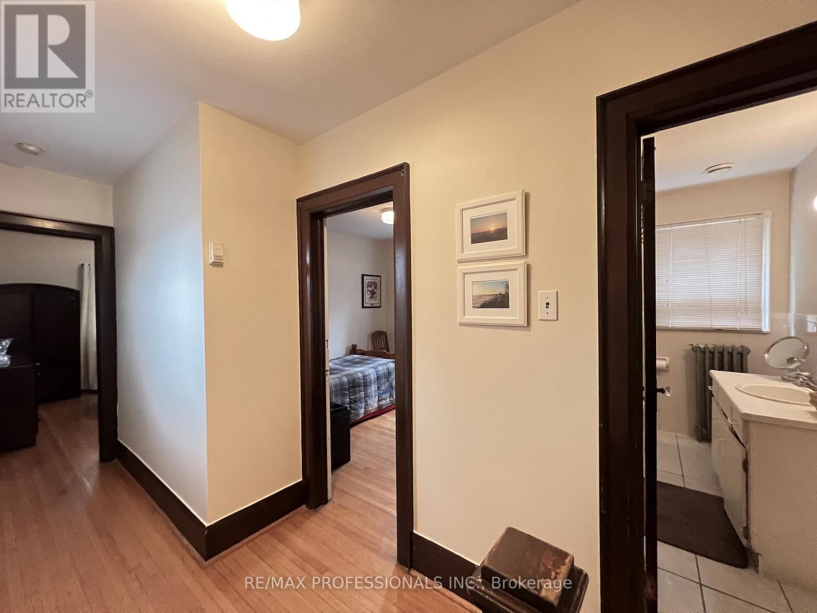 33 Chandos Avenue, Toronto, Ontario  M6H 2E6 - Photo 18 - W12477277