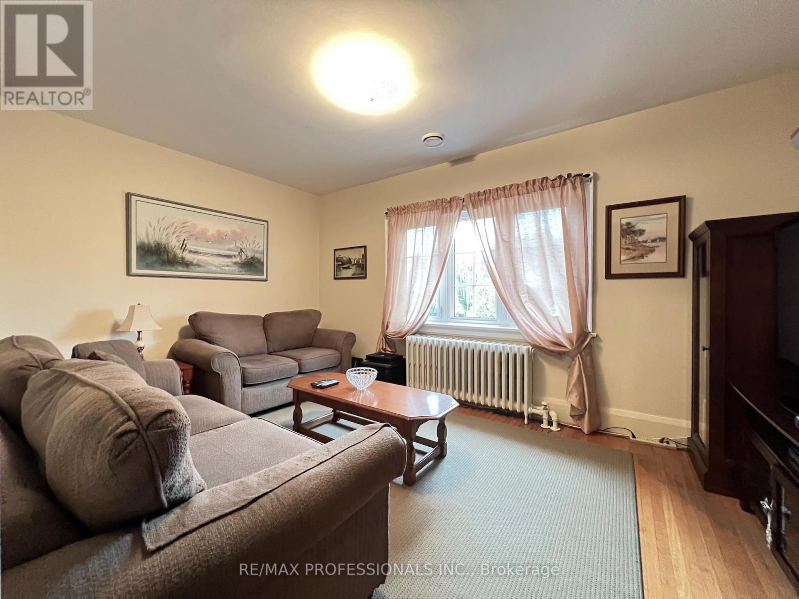 33 Chandos Avenue, Toronto, Ontario  M6H 2E6 - Photo 16 - W12477277