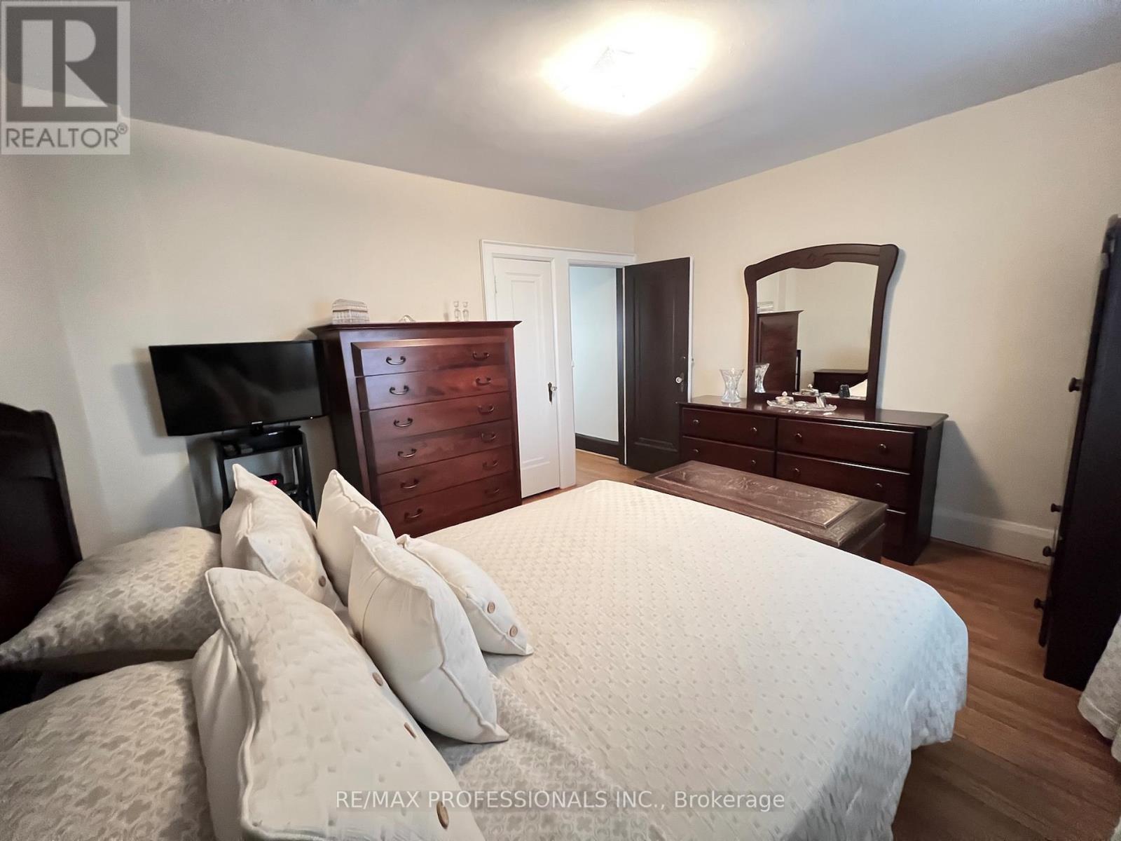 33 Chandos Avenue, Toronto, Ontario  M6H 2E6 - Photo 13 - W12477277