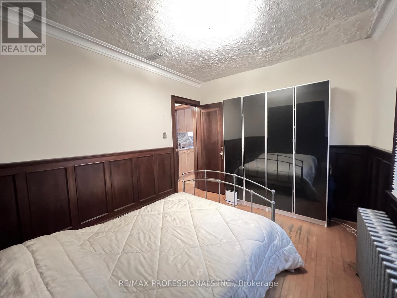 33 Chandos Avenue, Toronto, Ontario  M6H 2E6 - Photo 26 - W12477277