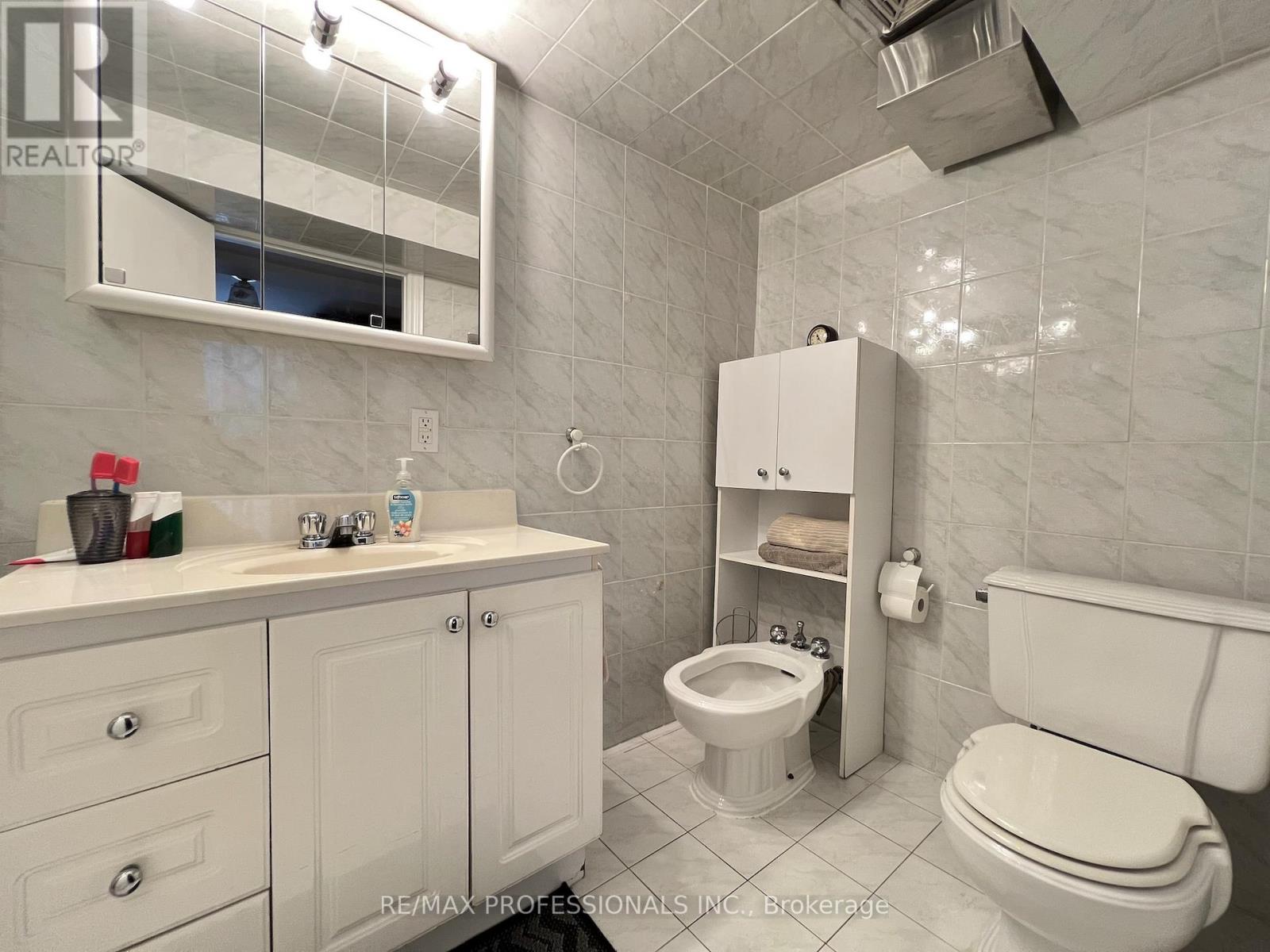 33 Chandos Avenue, Toronto, Ontario  M6H 2E6 - Photo 47 - W12477277